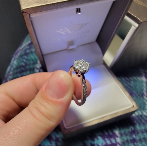 Brand New Never Worn Engagement Ring! - Picture 2 of 6